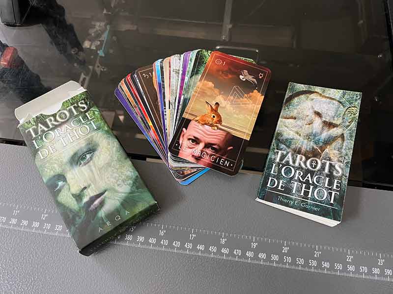 Jeu de carte accompagné de son livret dans un boitier personnalisé